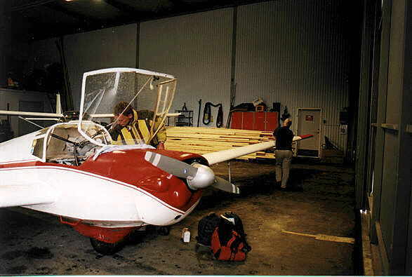 D-KADC in der Halle des Flugplatzes Hagfors